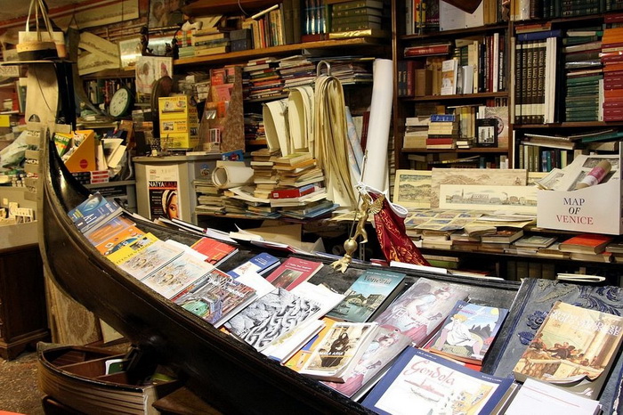 В Венеции даже книги - в гондолах: оригинальная книжная лавка