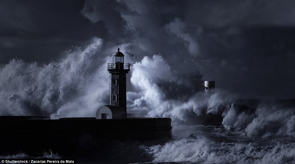 Маяк в Порту, Португалия. Огромные волны также представляют большую опасность.