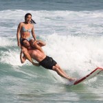 Пара из Бразилии покоряет сеть невероятными трюками на одной доске для сёрфинга