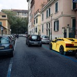 Огромные автомобили из кирпичиков LEGO на старинных улицах Рима