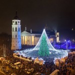 В Вильнюсе зажгли уникальную рождественскую ёлку из 50 тысяч огоньков