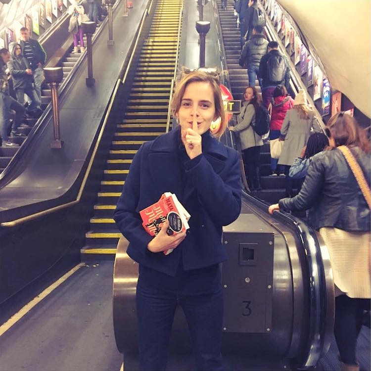 Эмма Уотсон прячет книги в метро