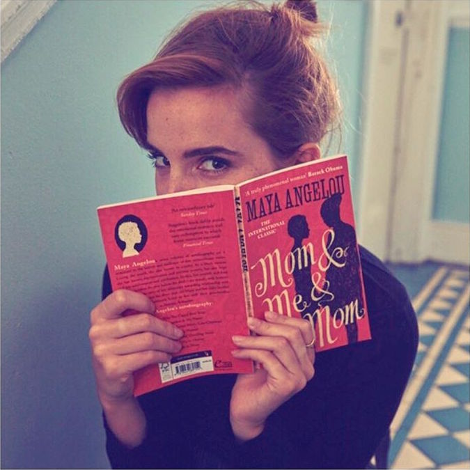 Эмма Уотсон прячет книги в метро