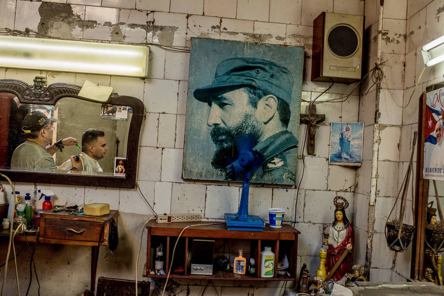 Портрет кубинского лидера Фиделя Кастро, который умер 25 ноября в возрасте 90 лет, в парикмахерской в Гаване, 29 ноября 2016 года.
