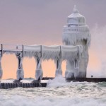 Снежная королева была бы в восторге: обледеневший маяк на озере Мичиган