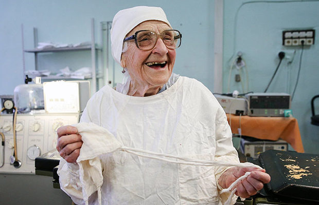 Алла Левушкина — старейший хирург России до сих пор проводит более сотни операций в год