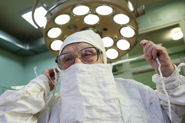 Алла Левушкина — старейший хирург России до сих пор проводит более сотни операций в год