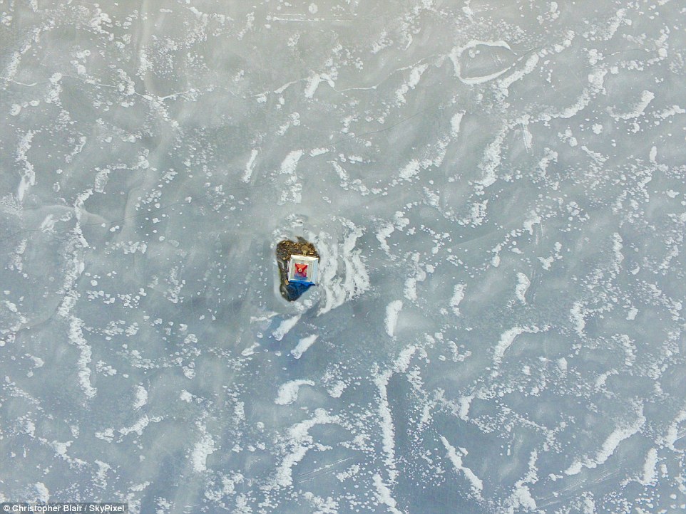 Маяк на замёрзшем озере Россо