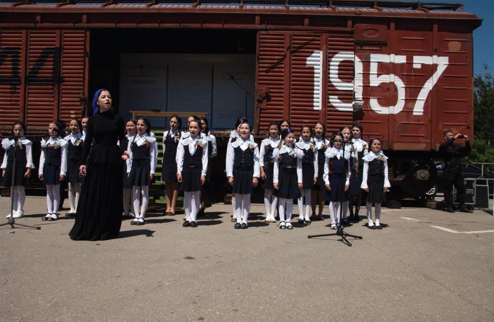 Детский хор исполняет песню в честь главы Чеченской Республики Рамзана Кадырова.