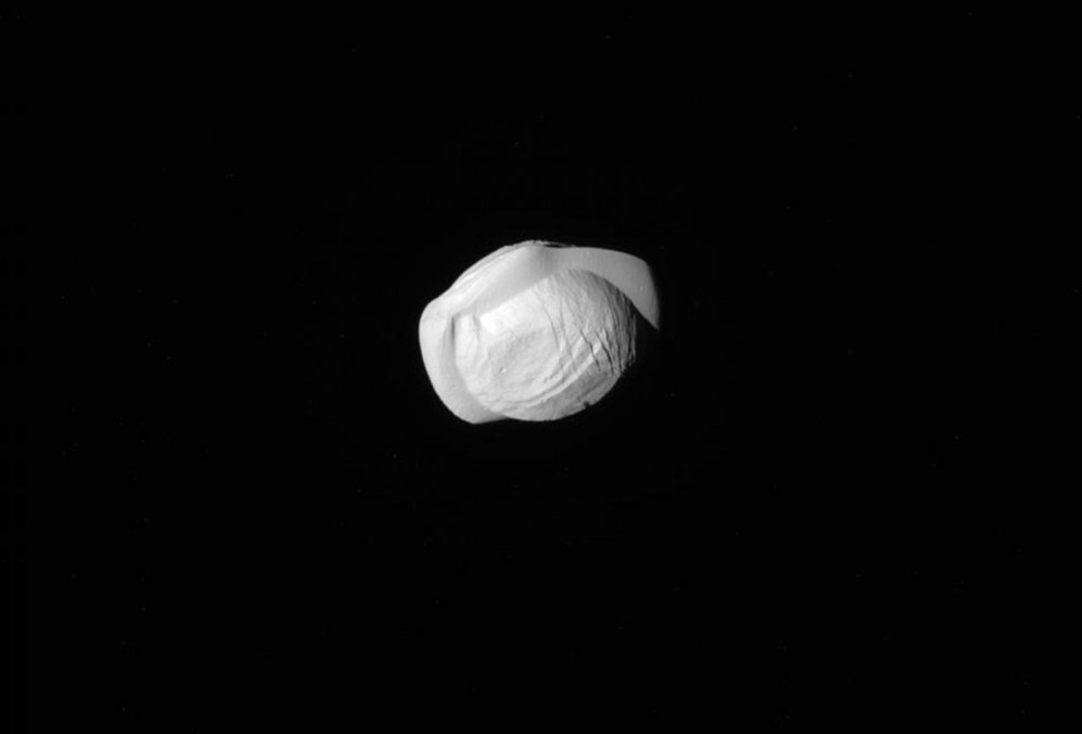 Естественный спутник Сатурна, Пан