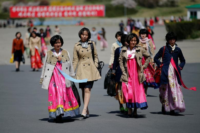 Женщины в традиционной одежде в центре Пхеньяна, 12 апреля 2017 года. Северная Корея готовилась отмечать 105-ю годовщину со дня рождения Ким Ир Сена.