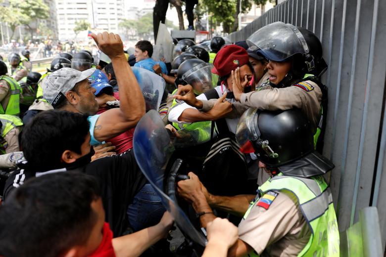 Столкновения между демонстрантами и полиций