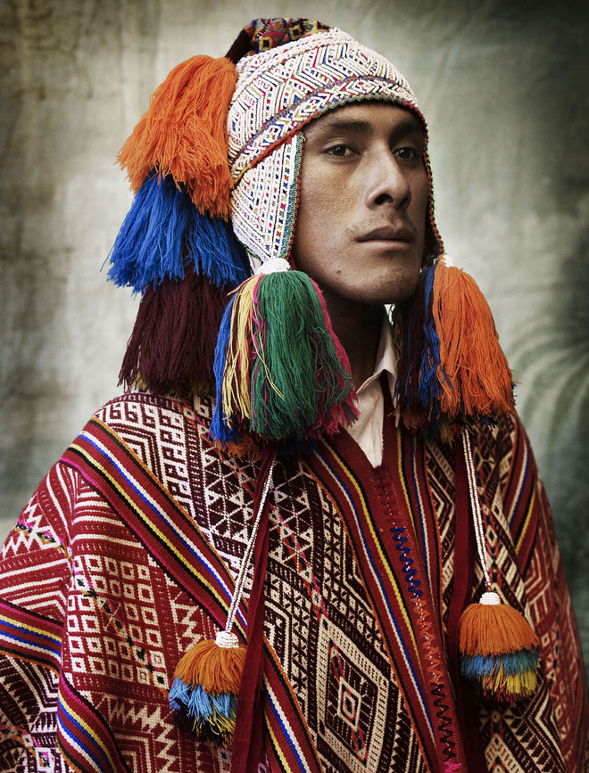 Мужчина в традиционном убранстве Перу