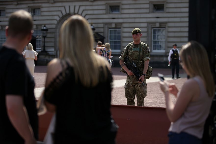 Армия охраняет Букингемский дворец