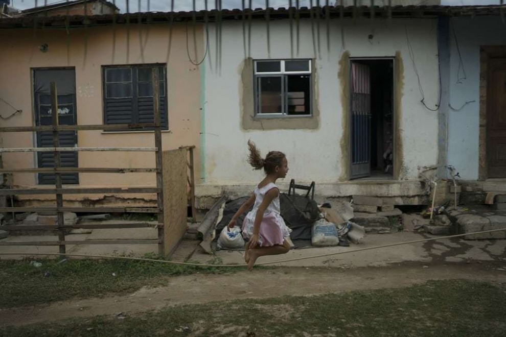 Девочка играет в трущобах