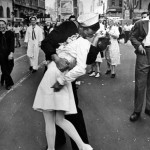 Культовые фотографии поцелуев из архивов журнала LIFE Magazine
