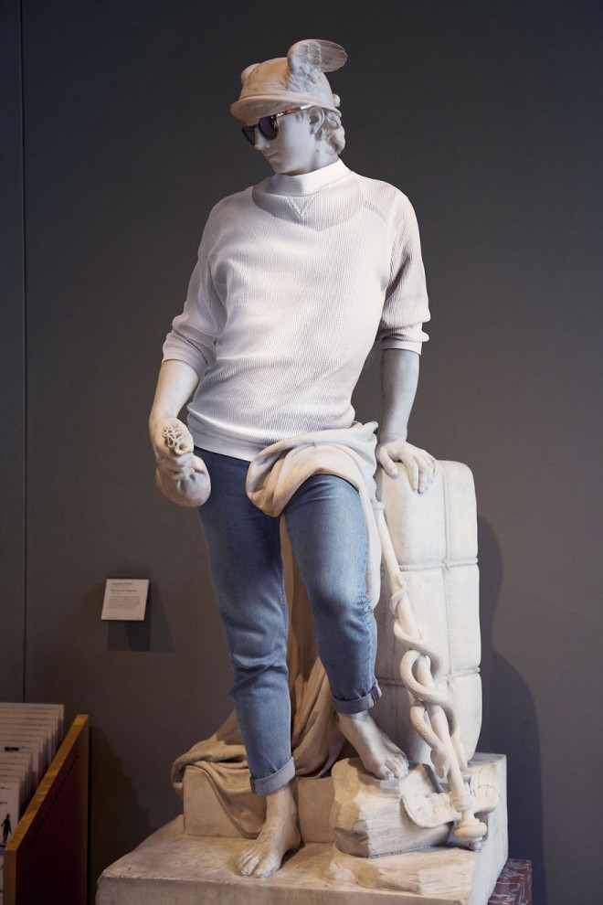 Античные статуи в современной одежде