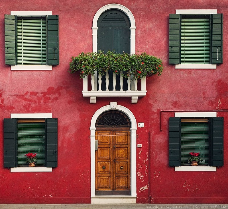 15-Яркий фасад дома на острове Бурано