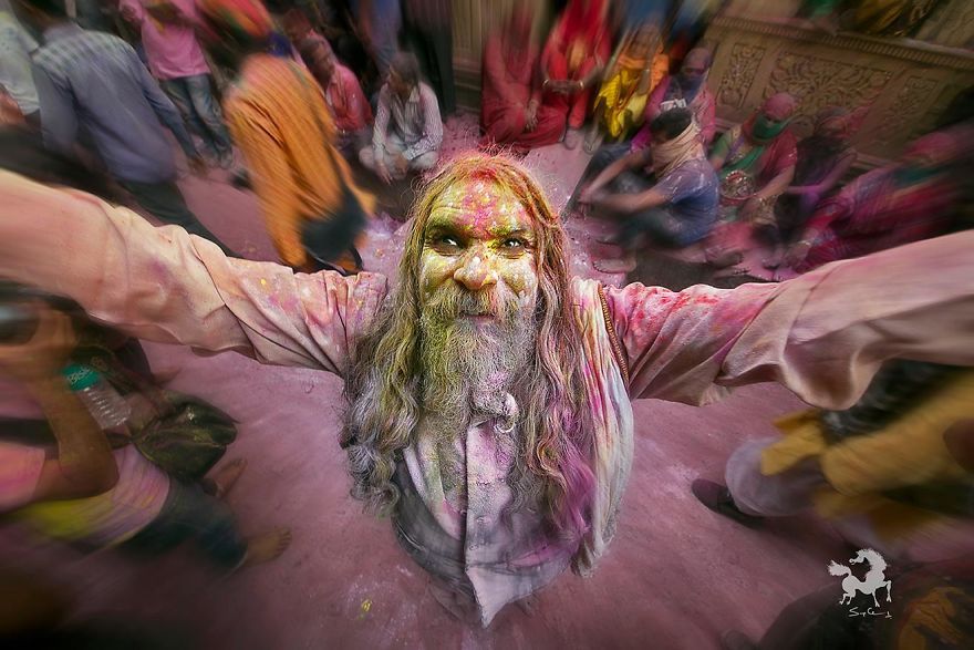 Садху на фестивале Холи, Барсана, Индия