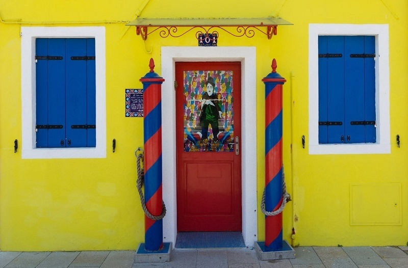 8-Яркая дверь на острове Бурано