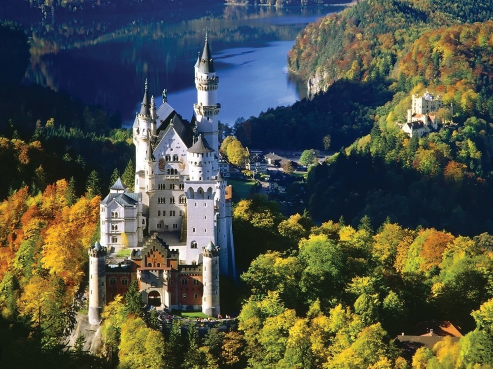Если планируете посетить Баварию осенью, то рекомендуем посетить замок Нойшванштайн