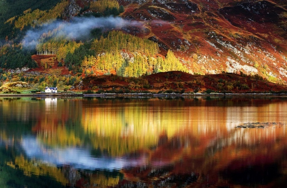 Шотландия. Несмотря на интенсивность осадков, Шотландия прекрасна осенью. Если не хотите сильно намокнуть, рекомендуем посетить южные районы