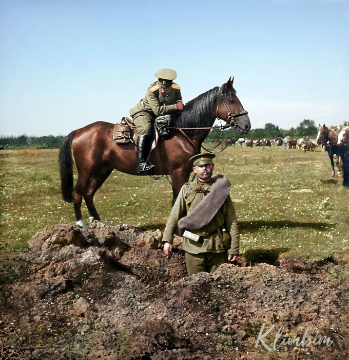 Военнослужащие Гроховского полка у воронки от снаряда, 1914 год