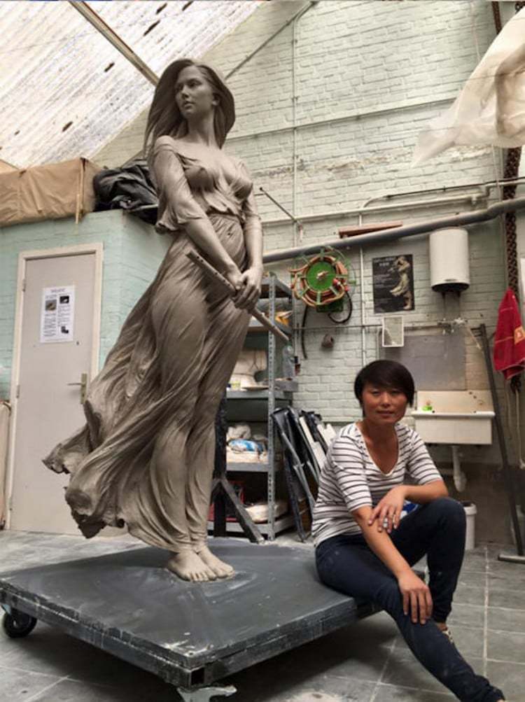 Скульптуры женщин