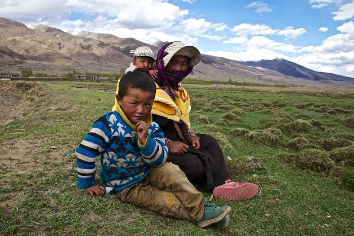Для тибетских семей отдых на обочине – вполне обычное явление, воспринимающееся как возможность сделать перерыв во время работы в поле 