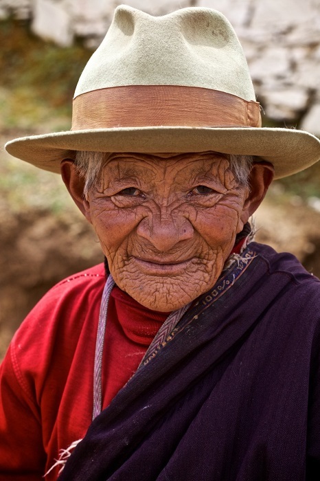 Женщина, выполняющая кору – особый тип медитации в тибетской буддийской традиции, которая включает в себя обход храмов - в монастыре Ганден Тубчен Чоххорлинг в Литанге 