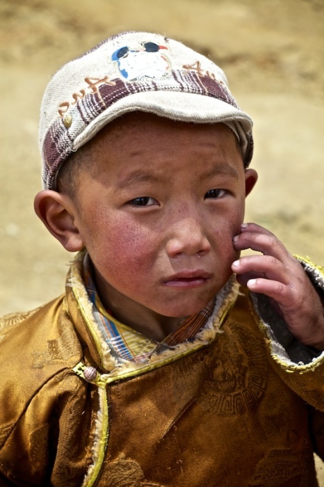 Ребенок в типичном тибетском пиджаке