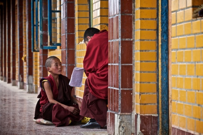 В монастыре Ганзи проживают более 600 монахов, которые обучаются письменности и чтению, молитвам и религиозным песням.