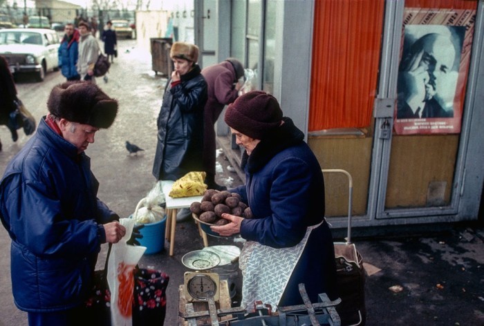 Интересная фотография из повседневной жизни советских граждан. СССР, Москва, 1989 год. Автор фотографии: Chris Niedenthal.