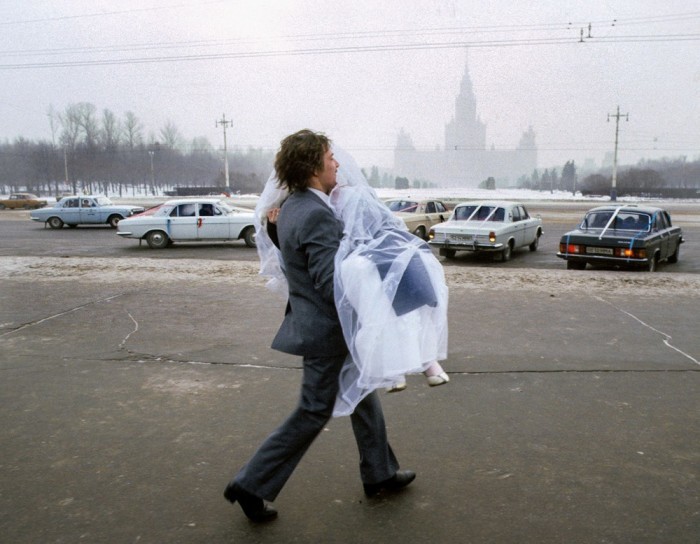 Жених с невестой после свадьбы в Москве. СССР, 1984 год. Автор фотографии: Chris Niedenthal. 