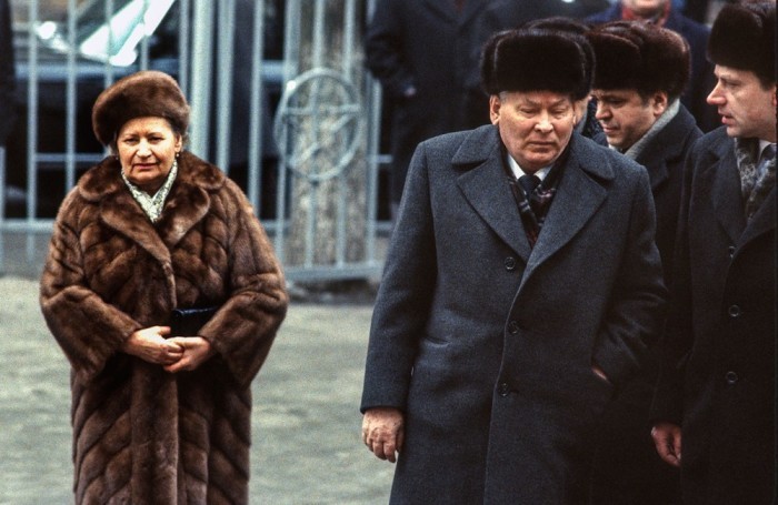 Генеральный секретарь Константин Черненко с женой. СССР, Москва, 1984 год. Автор фотографии: Chris Niedenthal.