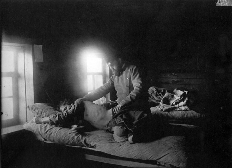 Доктор Решетилов осматривает больного сыпным тифом Кузьму Кашина в селе Накрусове. 1891-1892 гг.