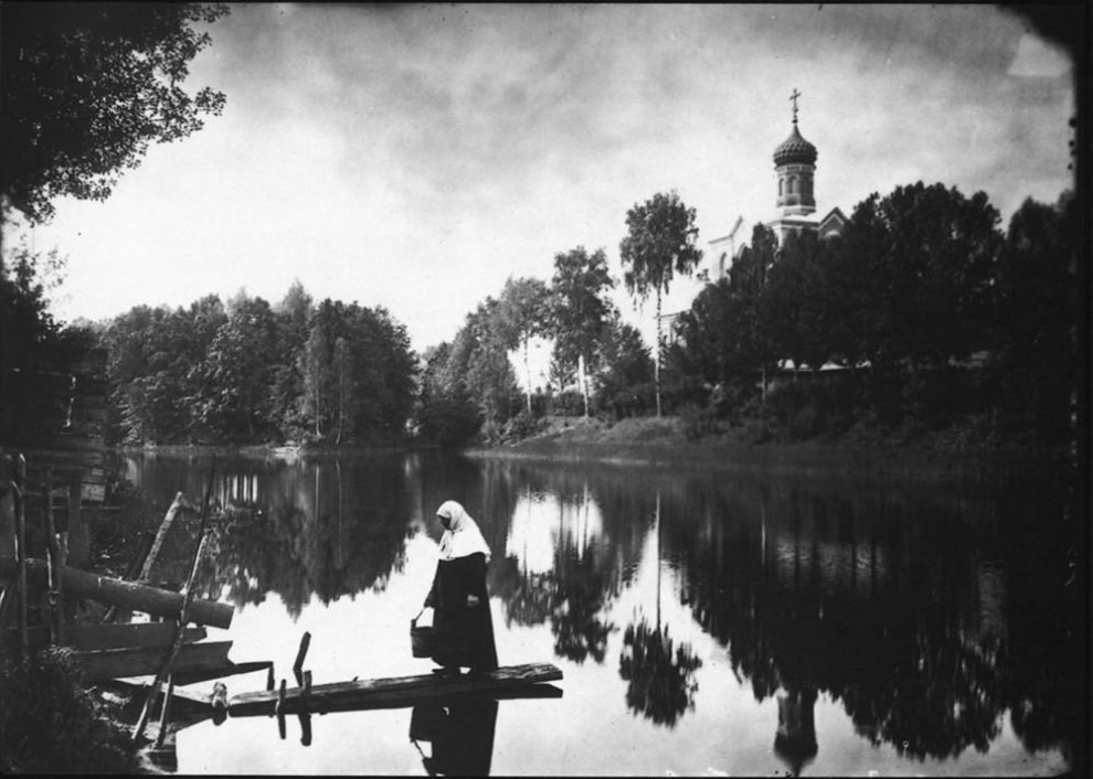 Серафимо-Понетаевский женский монастырь. Вид на монастырский пруд и Больничную церковь.