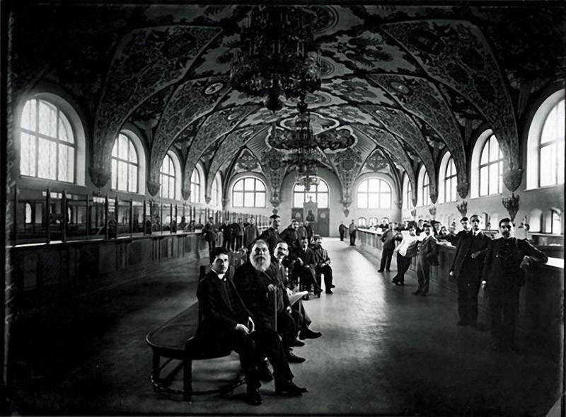 В операционном зале Государственного банка. 1913 г. 