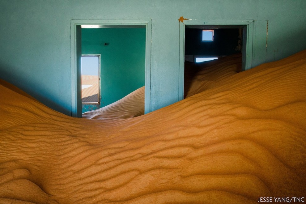Когда природа берет свое. Заброшка в песках ОАЭ. Фото: Джесси Янг (США), победитель в категории «Города и природа». 