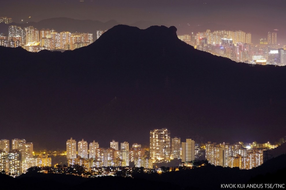 Мой дом, мой город. Ночной вид из кантри-парка «Львиная скала». Фото: Квок Куи Андус Це (Гонконг), победитель в категории «Города и природа». 