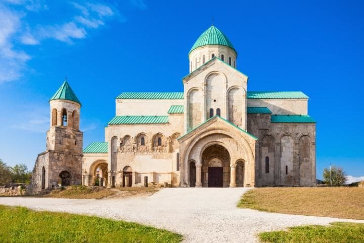 Кафедральный собор Баграти и монастырь Гелати в Кутаиси, Грузия. Под угрозой с 2010 года.