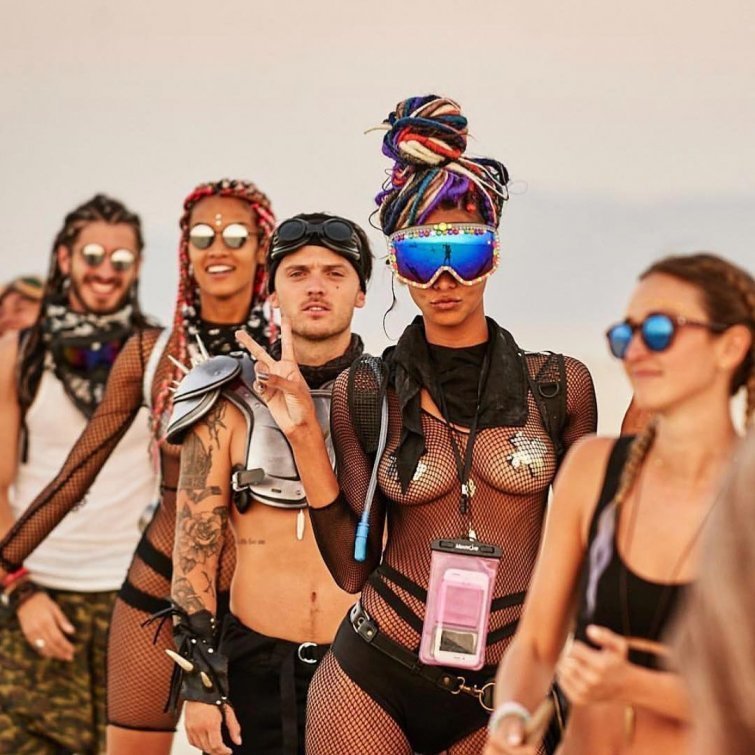 На Burning Man роится множество красивых девушек в сексуальных нарядах, топ...