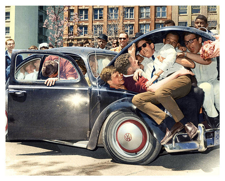 Студенты колледжа проверяют вместимость автомобиля «Фольксваген-жук», 1965 год. 