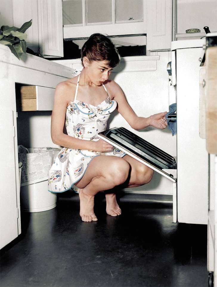 Одри Хепбёрн на своей кухне. 
