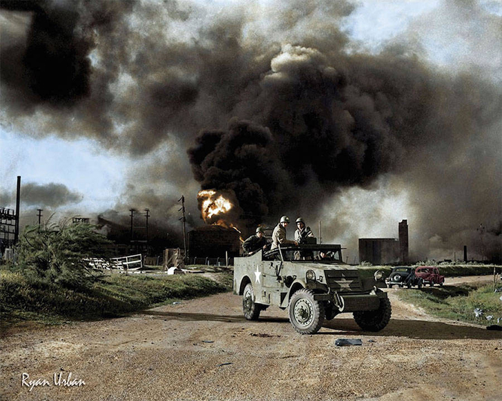 Вооруженные войска блокируют дорогу вблизи территории взрыва на нефтяном заводе в Техасе, 17 апреля 1947 года. 