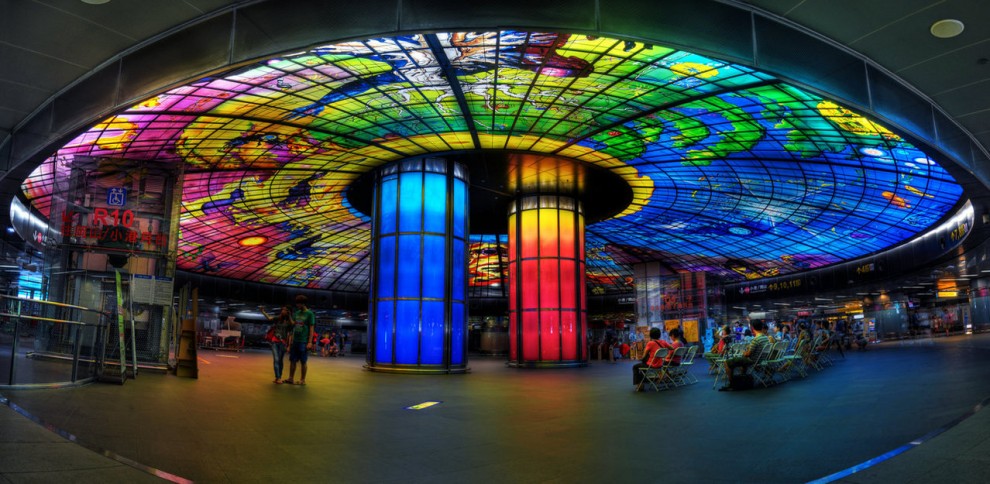 1. Станция на бульваре Формоза в Гаосюне, Тайфань, представляет собой настоящее произведение искусства из 4500 стеклянных панелей. Его даже называют самым большим стеклом в мире. Станция является популярным местом для проведения свадеб. 