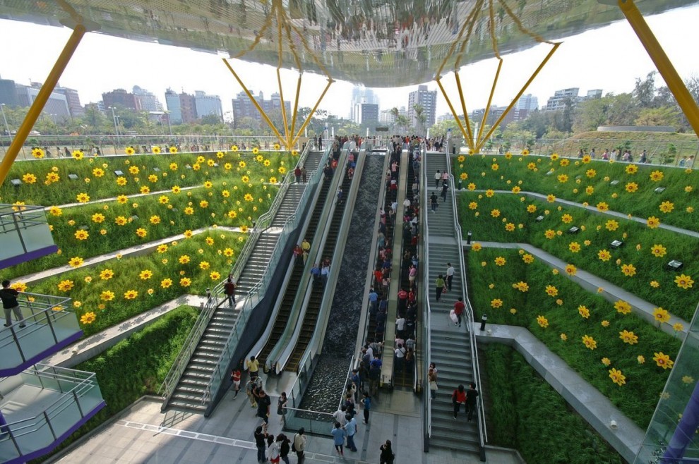 Еще одна станция в Гаосюне достойна внимания. В ней природа будто продолжается внутри и снаружи Центрального парка. Трава и искусственные цветы выстроены по эскалаторам и лестницам, ведущим к платформе