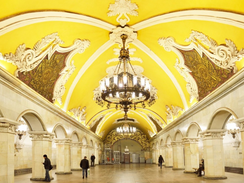 Станция «Комсомольская» в Москве, представляет собой неоклассическую станцию, спроектированную Дмитрием Чечулиным. Внутри есть люстры и потолки, которые напоминают те, что были найдены в грандиозных бальных залах.