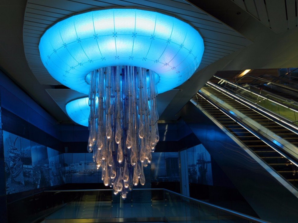  Дубай известен своим богатством, и его Халид Бин Аль-Валид-стрит не является исключением. Массивные люстры в форме светящихся медуз свисают с его потолков, чтобы нести синее свечение над станцией, в которой также естьь изображения традиционных жемчужных водолазов