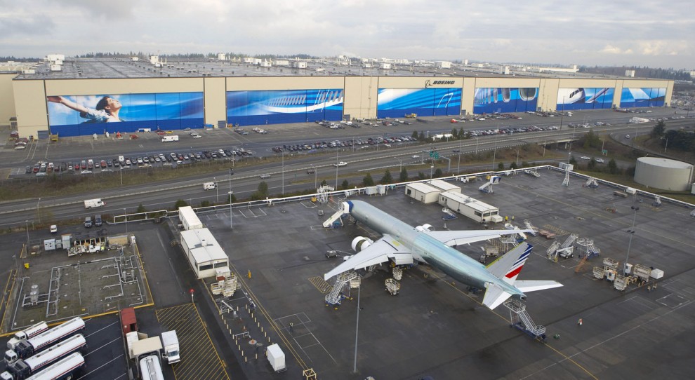 Крупнейшая фабрика — Boeing Everett Factory, Эверетт, штат Вашингтон.
